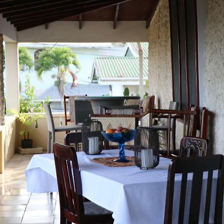 Rainbow Inn Grenville Екстериор снимка