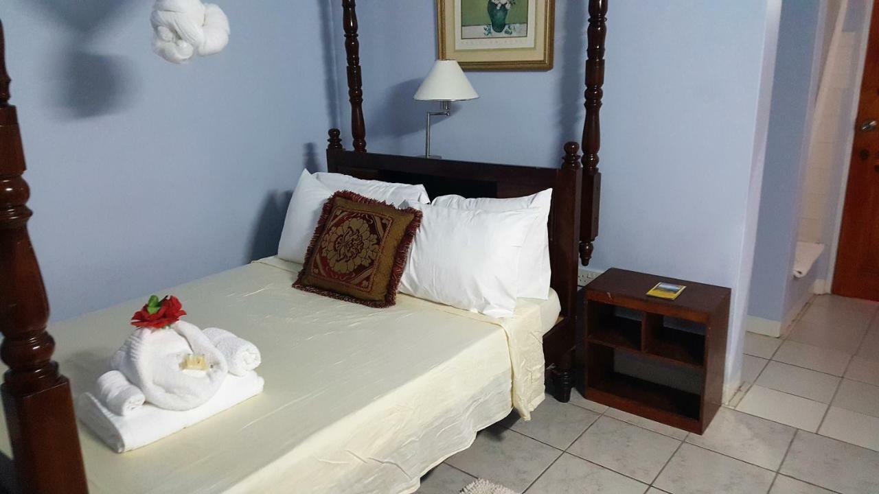 Rainbow Inn Grenville Екстериор снимка
