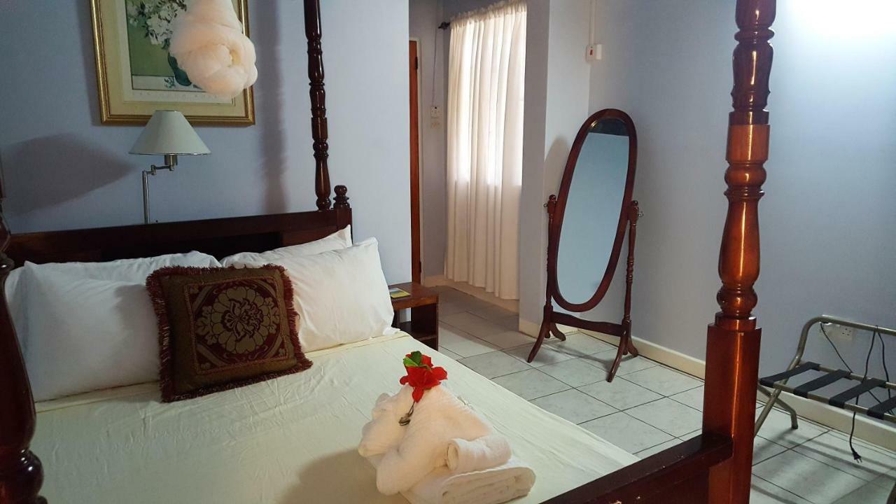 Rainbow Inn Grenville Екстериор снимка